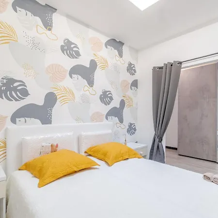 Guesthost - Lovely & Cozy With Terrace