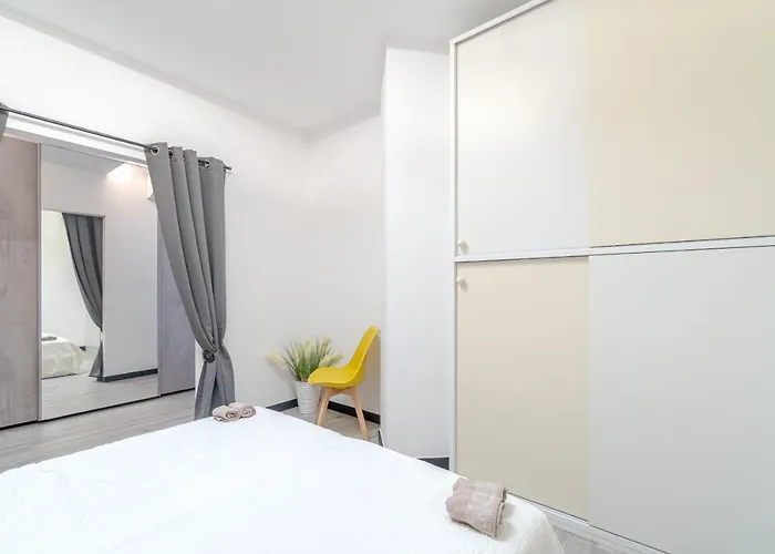 Guesthost - Lovely & Cozy With Terrace Lägenhet Chiavari