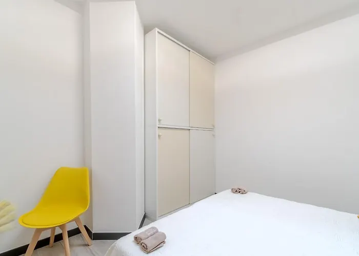 아파트 Guesthost - Lovely & Cozy With Terrace