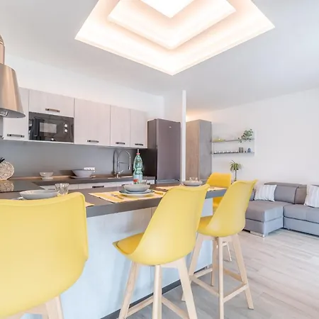 Lovely & Cozy With Terrace Apartment